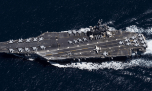 巨龙亮剑！福建舰震撼入列，美媒用“百年差距”4个字评价，酸味都要溢出屏幕