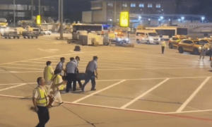 一男子在首都机场绕飞机狂奔，被4名民警“打包”抬走！警方回应