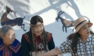 75岁刘晓庆被50后粉丝认出：我看过你演的《小花》