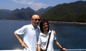 68岁葛优买80万越野车，与美女亲切合影，打扮年轻精神佳