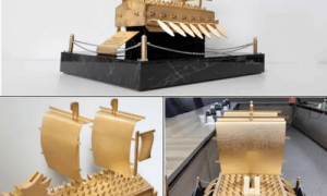 李在明送给特朗普一艘龟船金属模型，上面刻着6个汉字“死即生，生即死”