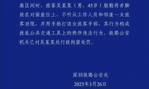 高铁上一名女子在座位上把脚举过头顶练瑜伽，目击者：全程没人劝阻，她还用脚踩踏桌板