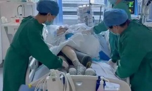 冲上热搜！65岁阿姨一顿饭把全家送进医院，最近很多人餐桌上都有……