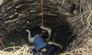 泉州一女子坠井后被蛇缠身，紧抓井壁54小时后获救：双侧肋骨骨折，饿了就喝井水