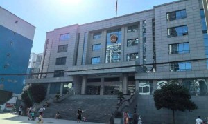 女子高速路下出租车后溺亡，家属索赔近80万！法院驳回：的哥无违约行为