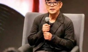 李连杰公布病情，“照镜子时发现了肿块”