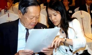 103岁杨振宁去世，留下翁帆独自一人生活！两人去年刚庆祝完瓷婚