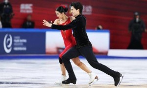 离谱！一个玩偶让美联社破防？中国花滑选手遭国际滑联调查