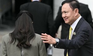 第1现场｜泰国前总理他信须重新服刑1年，已被押至监狱