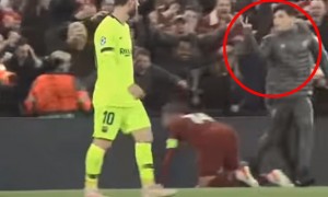 连续抢戏!红军球童入场羞辱梅西 竖个二啥意思?