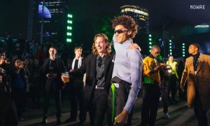 在上下班拥挤的人潮中,我看完了一场秀…