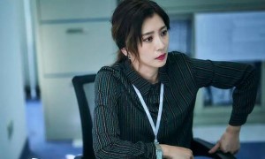 45岁贾静雯新剧复出,剧中4套穿搭优雅干练,堪称职场穿搭教科书