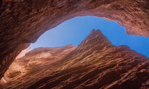 原创 
            新疆天山大峡谷,干旱无任何植被的地方,地面冒出溪流又神秘消失