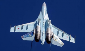 给力!6架苏-57高调护送普京!若单挑F-22,几几开比较合适?