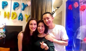 卢靖姗出发录制浪姐4,在机场用英文哄7个月的女儿,婆婆一路随行